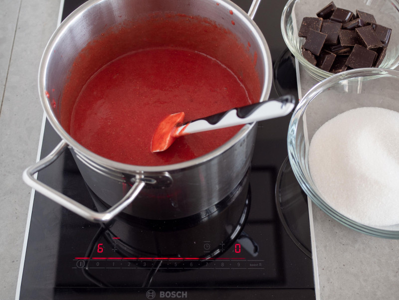 w garnku przygotowywany dżem truskawkowy z czekoladą i chili