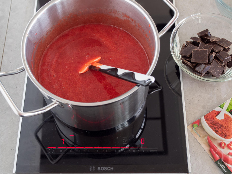 w garnku przygotowywany dżem truskawkowy z czekoladą i chili