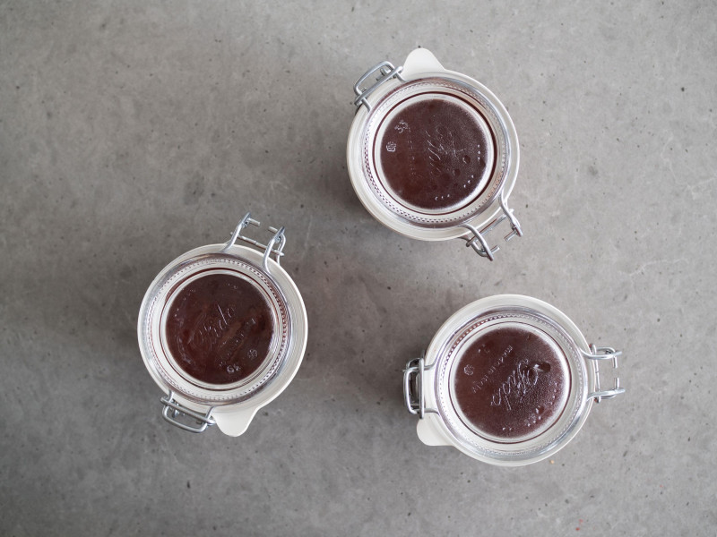 w słoiczkach na blacie truskawkowy dżem z czekoladą i chili