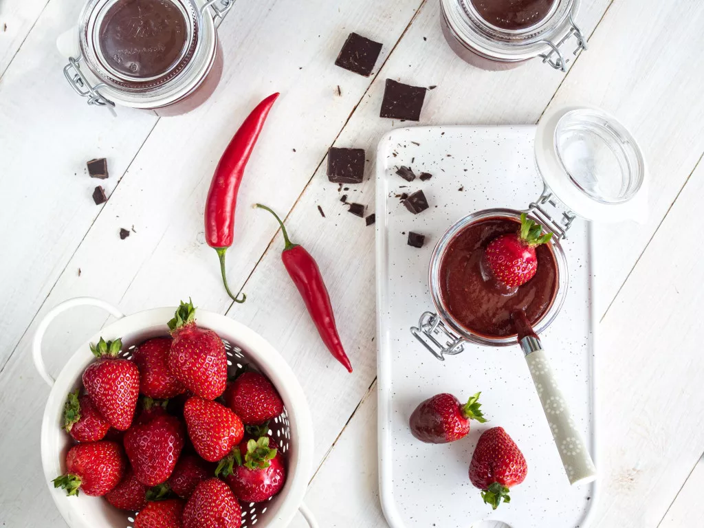 Truskawkowy dżem z czekoladą i chili w słoiczkach wszystkiego słodkiego