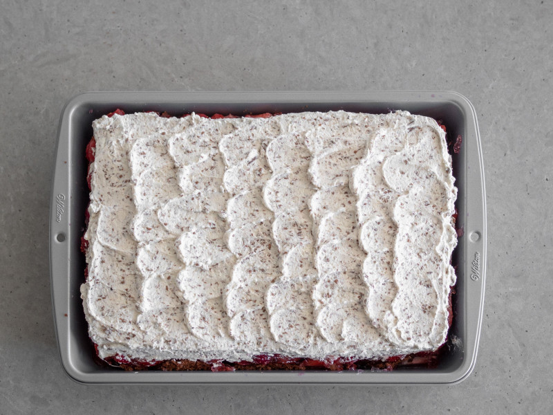 przygotowane w formie ciasto czekoladowe z truskawkami i bitą smietaną