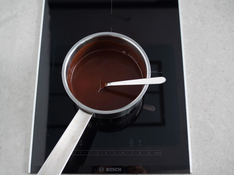 w garnuszku rozpuszczona czekolada z masłem i wodą