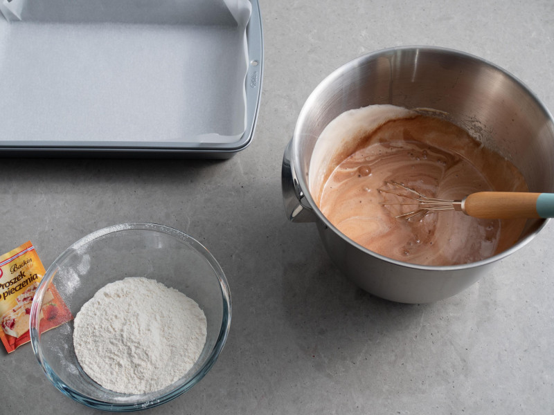w miseczce mąka proszkiem do pieczenia dr. Oetkera, w misie bosch ciasto czekoladowe