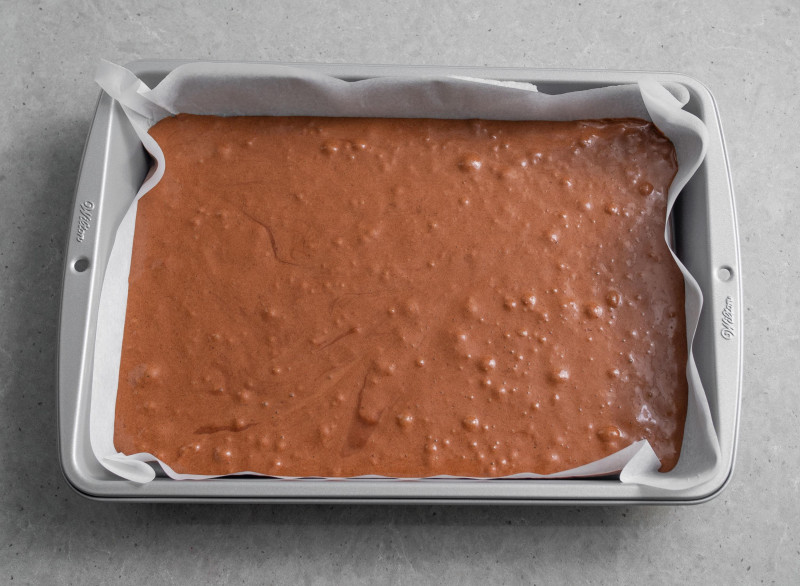 w formie do pieczenia wilton nieupieczone ciasto czekoladowe