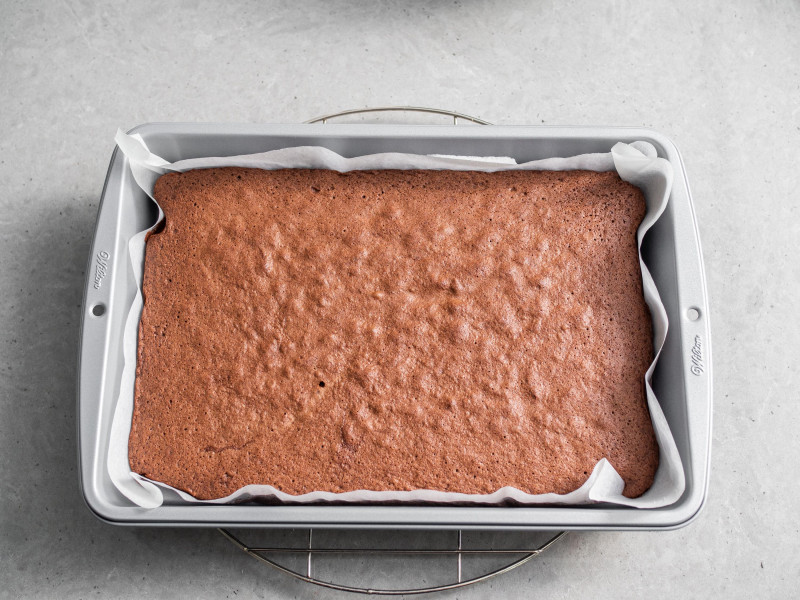 W formie do pieczenia wilton upieczony spód ciasta czekoladowego