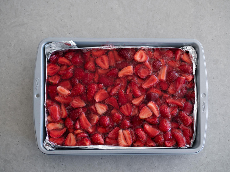 w formie przygotowywane ciasto z truskawkami i galaretką truskawkową dr. oetkera