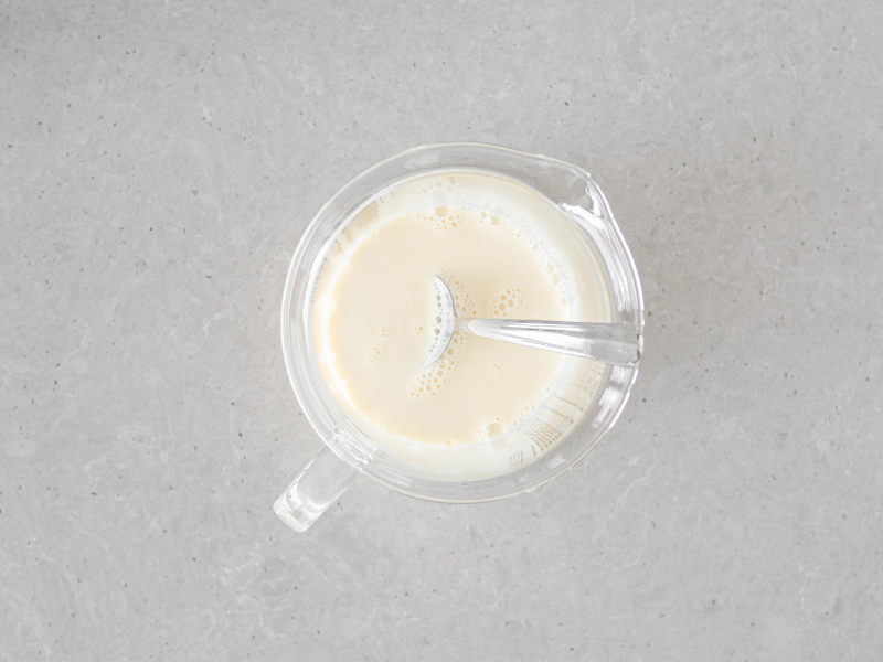 W szklanym naczyniu nap贸j sojowy wymieszany z octem jab艂kowym.