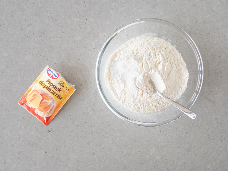 W misce suche sk艂adniki, obok proszek do pieczenia Dr. Oetker