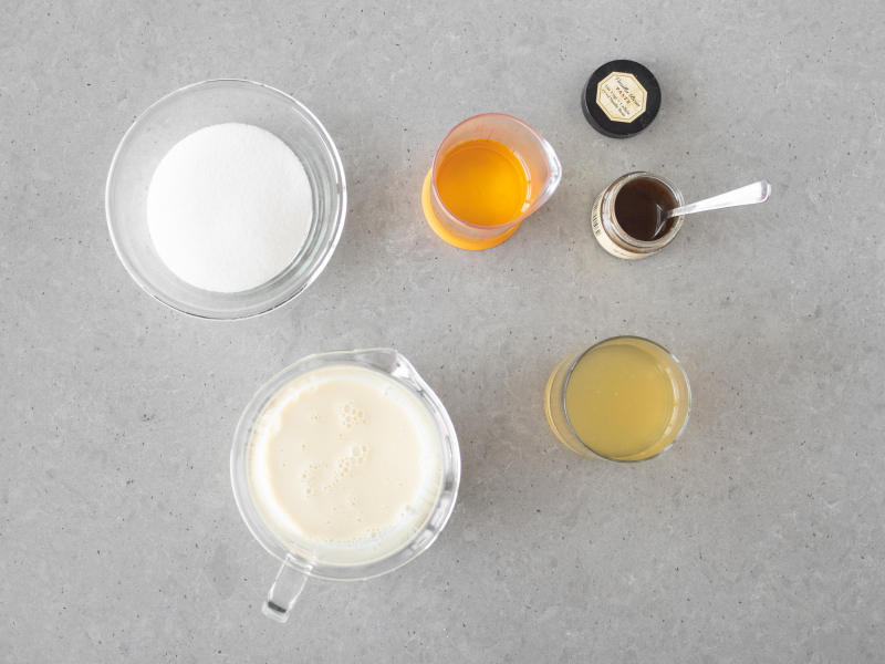 W szklanym naczyniu sojowa ma艣lanka. Obok cukier, olej rzepakowy, aquafaba i pasta z wanilii Taylor & Colledge