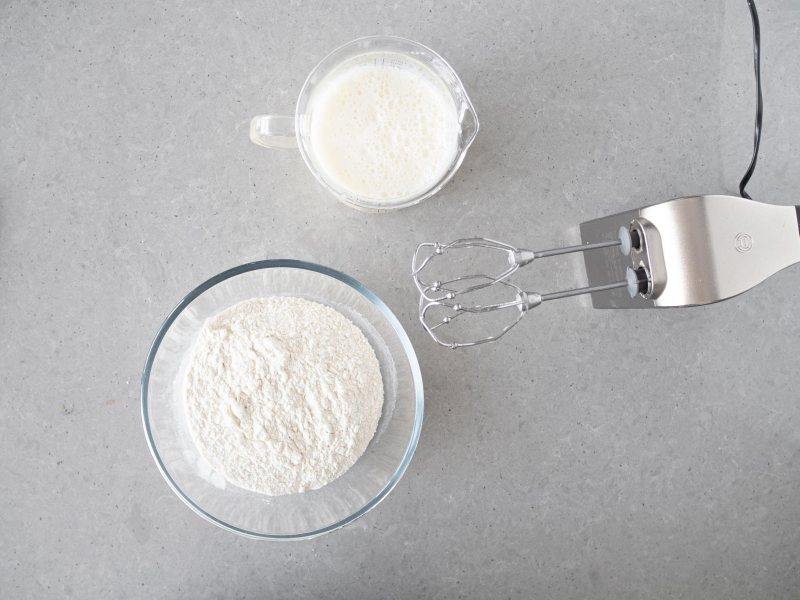 W misie suche sk艂adniki. Obok w dzbanku mokre sk艂adniki na ciasto z truskawkami bez mleka i jajek.