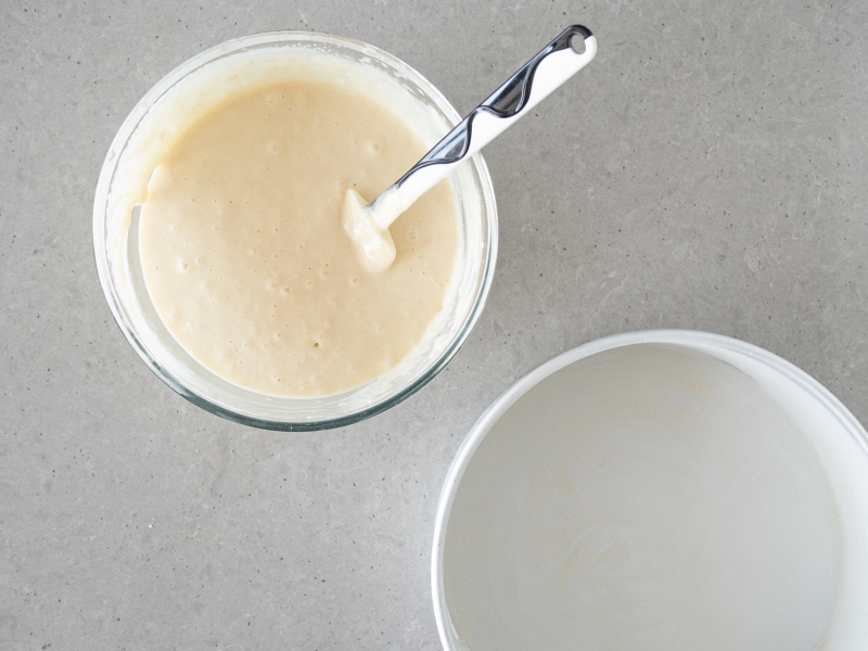 Masa na ciasto bez mleka i jajek prze艂o偶ona do formy.