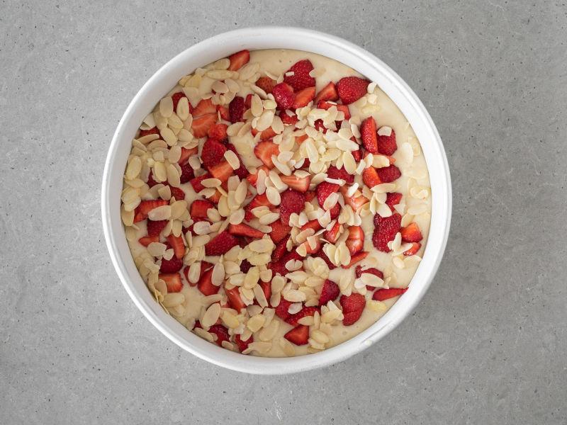 Ciasto z truskawkami i migda艂ami, bez mleka i jajek w formie.