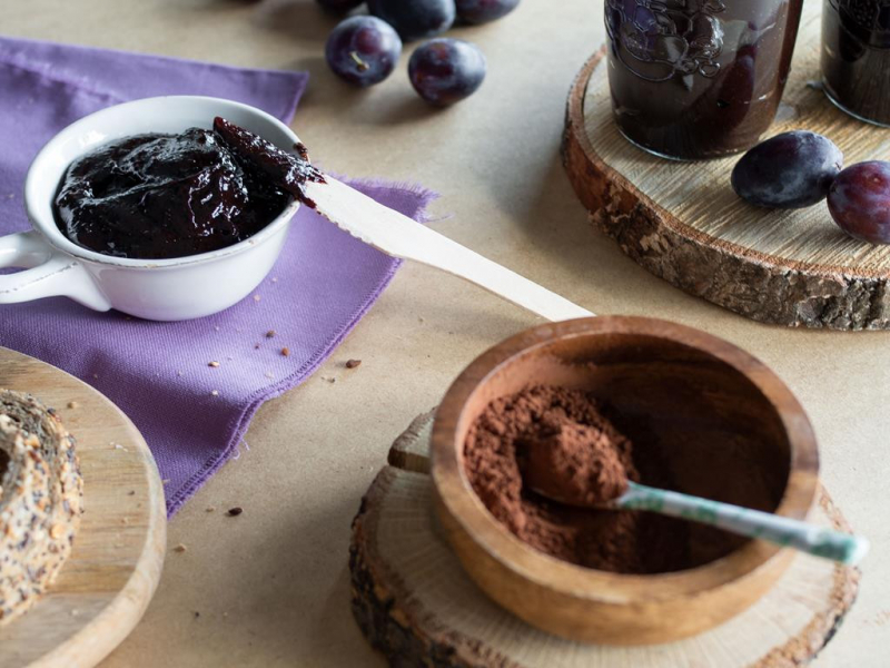 Powidła śliwkowe a'la nutella w miseczce obok kakao