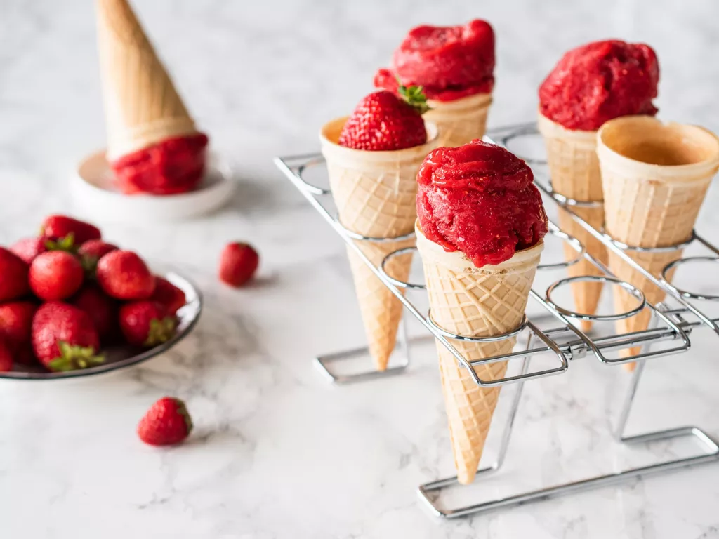 sorbet truskawkowy w rożkach waflowych - wszystkiego słodkiego
