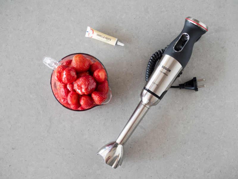 truskawki z syropem cukrowym, pasta waniliowa Dr. Oetkera, blender ręczny bosch MaxoMixx  MS8CM61X1
