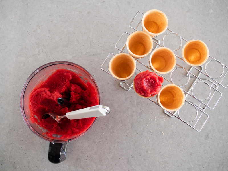 sorbet w rożkach waflowych, stojak na lody Wilton