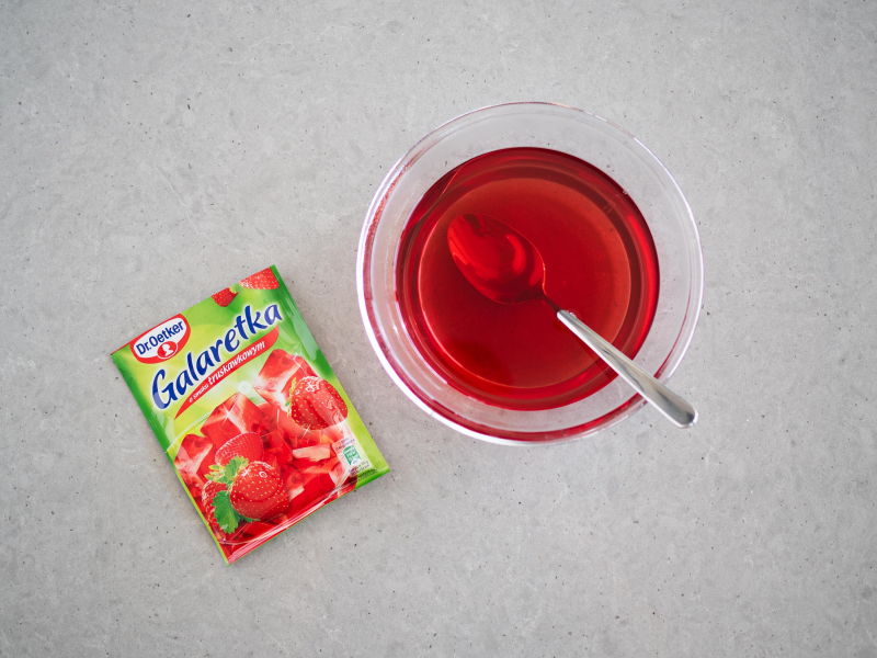 galaretka o smaku truskawkowym Dr. Oetkera
