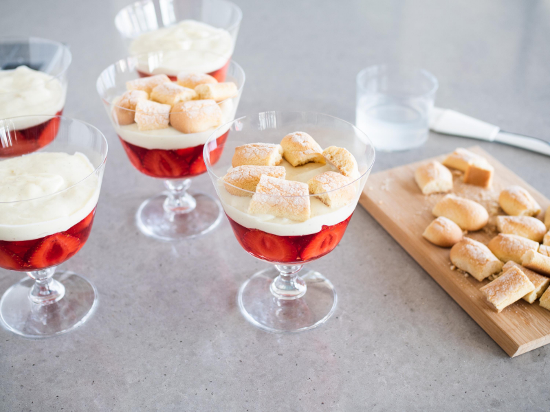 biszkopty nasączane ponczem i układane na warstwie waniliowego kremu budyniowego