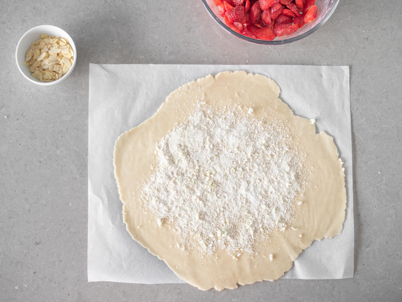 Rozsypana mieszanka na rozwałkowanym cieście kruchym.