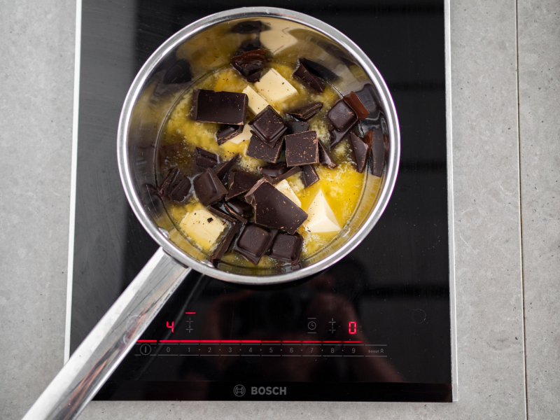 w rondelku na płycie indukcyjnej Bosch rozpuszone masło z czekoladą
