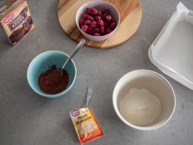 na blacie miseczka z mąką, kakao Dr. Oetkera i proszek do pieczenia Dr. Oetker