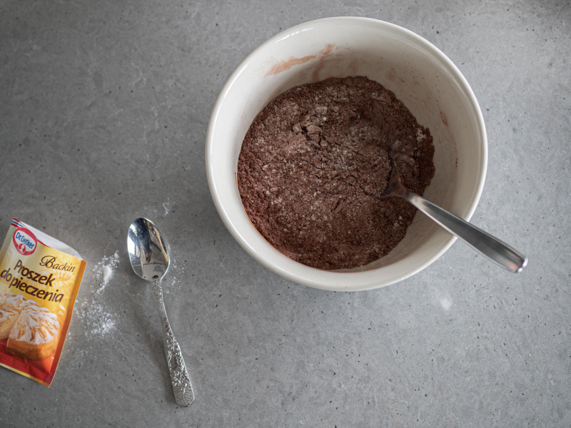 w misce wymieszane kakao z mąką i proszkiem do pieczenia Dr. Oetker
