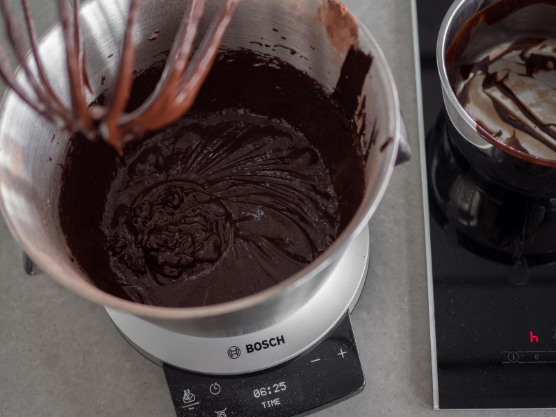 w misie robota planetarnego bosch przygotowywane ciasto na brownie