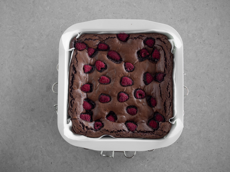 w foremce kwadratowej 21 x 21 cm brownie z malinami
