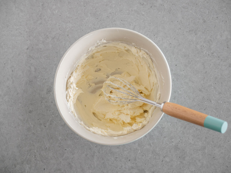 w miseczce wymieszany serek mascarpone z serkiem kanapkowym