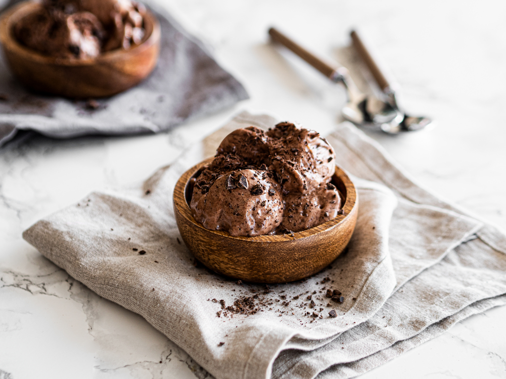 lody bananowo-czekoladowe z blendera posypane kawałkami czekolady w drewnianej miseczce - Wszystkiego Słodkiego