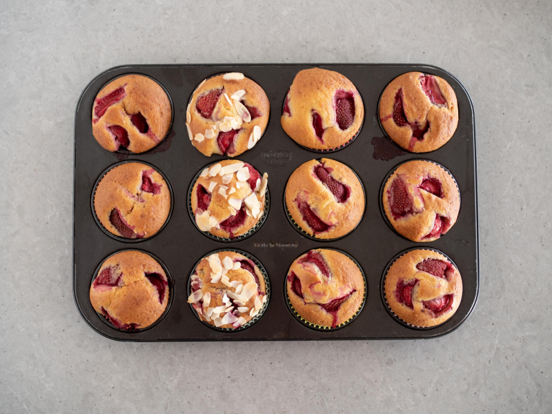 upieczone muffinki z truskawkami