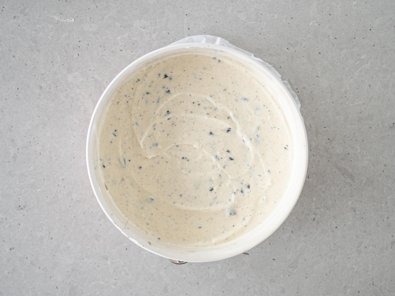 Wegańska masa serowa z oreo przełożona do tortownicy o średnicy 20 cm.