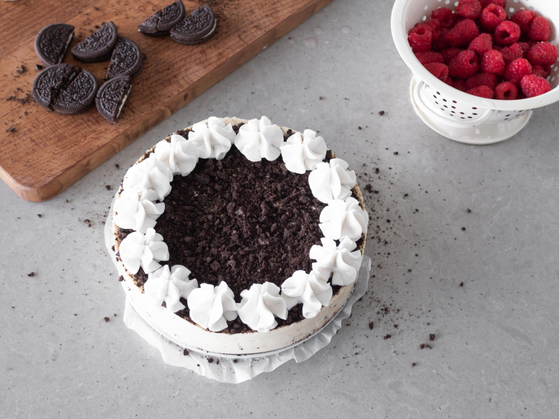 Sernik oreo posypany pokruszonymi ciasteczkami z ubitą śmietanką kokosową.