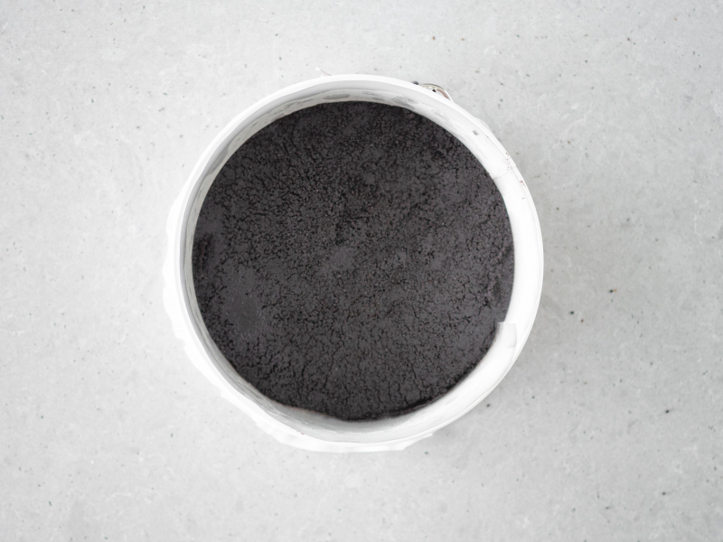 Spód wyłożony masą ciasteczkową.