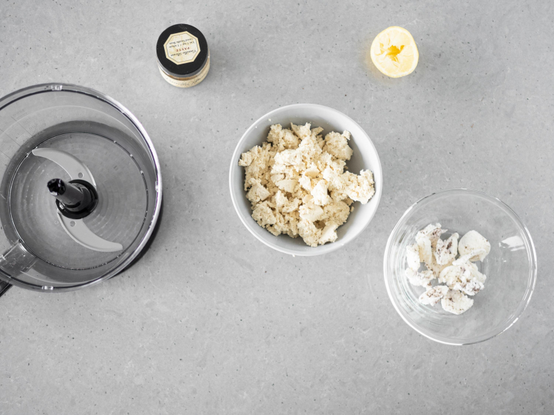 Malakser firmy Bosch, obok w miseczkach tofu i masa z ciasteczek oreo, pasta z wanilii i połowa cytryny.