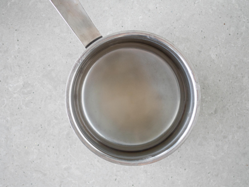 W garnku woda z agarem.