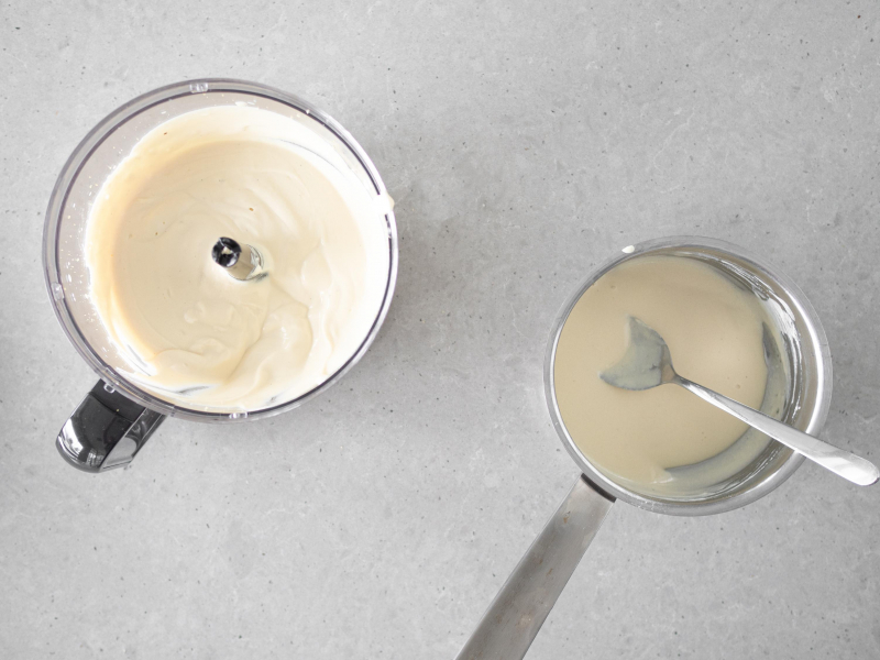 W malakserze zmiksowana masa z tofu i jogurtu. Obok rozpuszczony agar w garnku.
