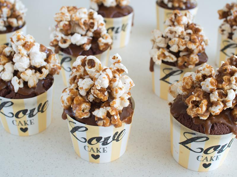 Cupcakes z popcornem, polane karmelem.