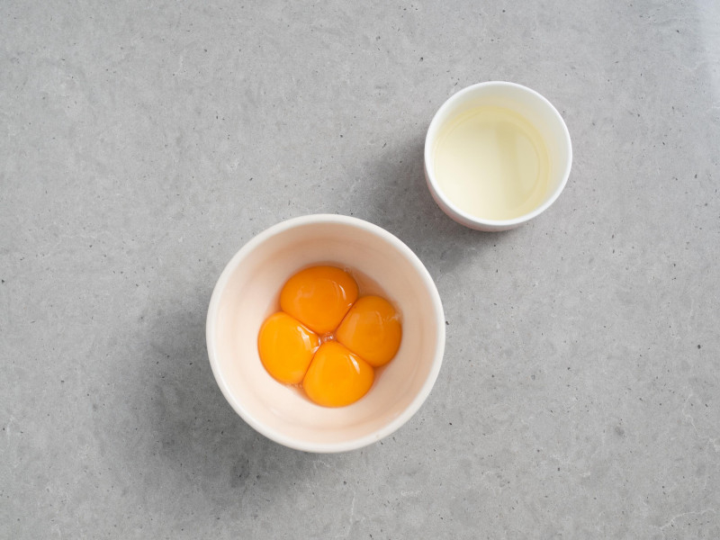 w miseczkach żółtka i olej