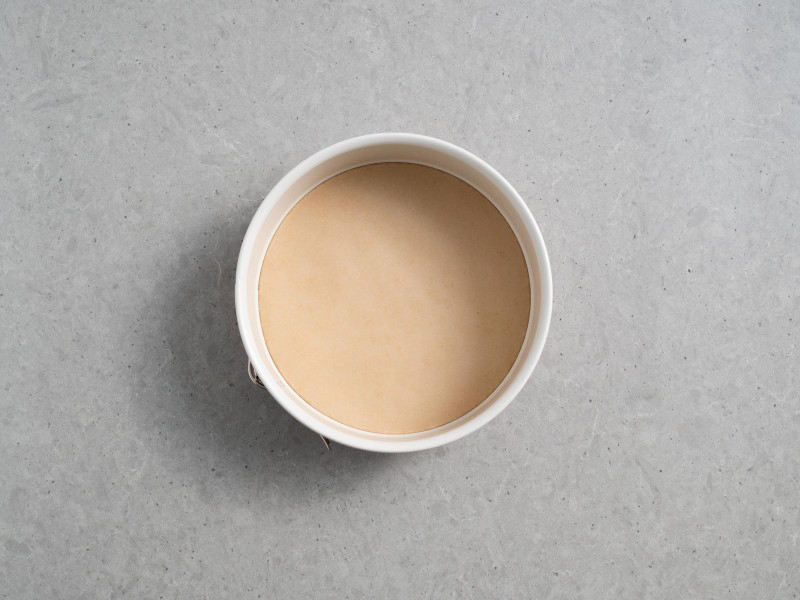 tortownica z dnem wyłożonym papierem do pieczenia