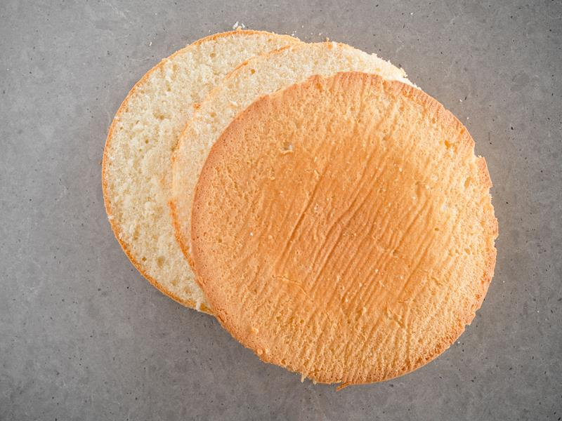 biszkopt przekrojony na trzy części