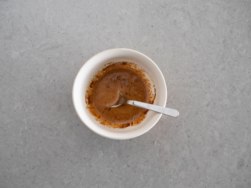 kawa rozpuszczalna wymieszana z cukrem i gorącą wodą