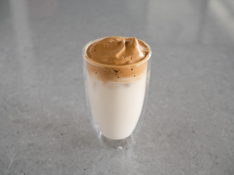 Dalgona coffee z kawą pianką