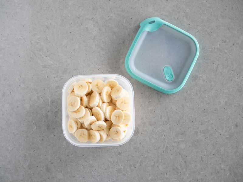 pokrojone banany w pojemniku do mrożenia