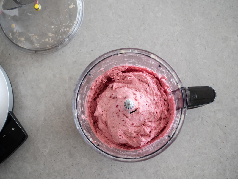 lody bananowe zmiksowane z mrożonymi malinami