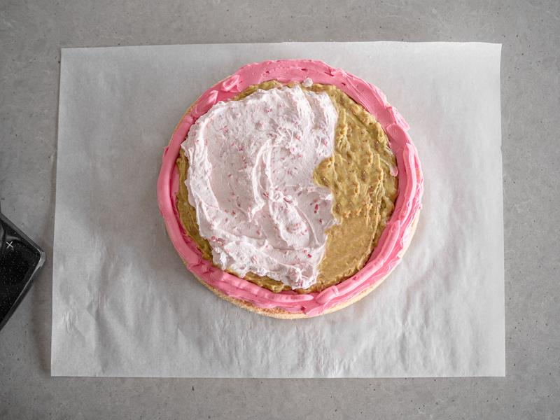 na papierze do pieczenia przygotowywany tort malinowy z pistacjami