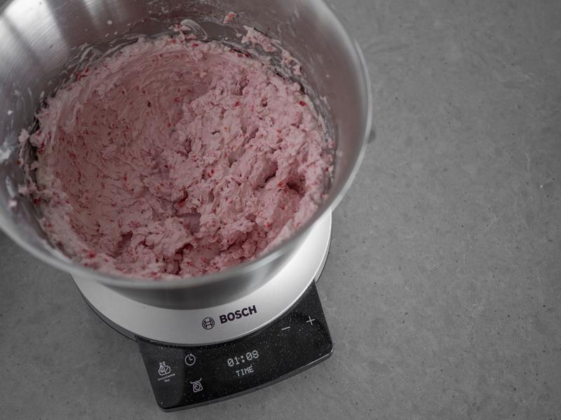 krem malinowy do tortu ze świeżymi malinami