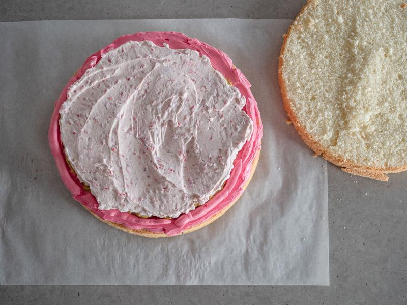 przekładany tort malinowy ze świeżymi malinami