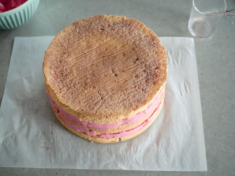 tort malinowy przed nałożeniem kremu maślanego