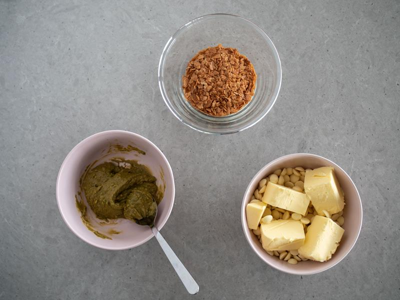 w miseczkach składniki na warstwę pistacjową do tortu